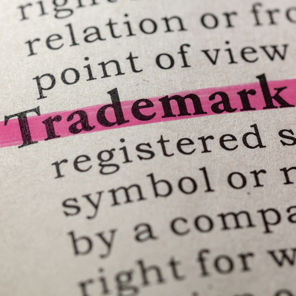 Der Wörterbucheintrag zu trademark, mit einem rosa Marker hervorgehoben