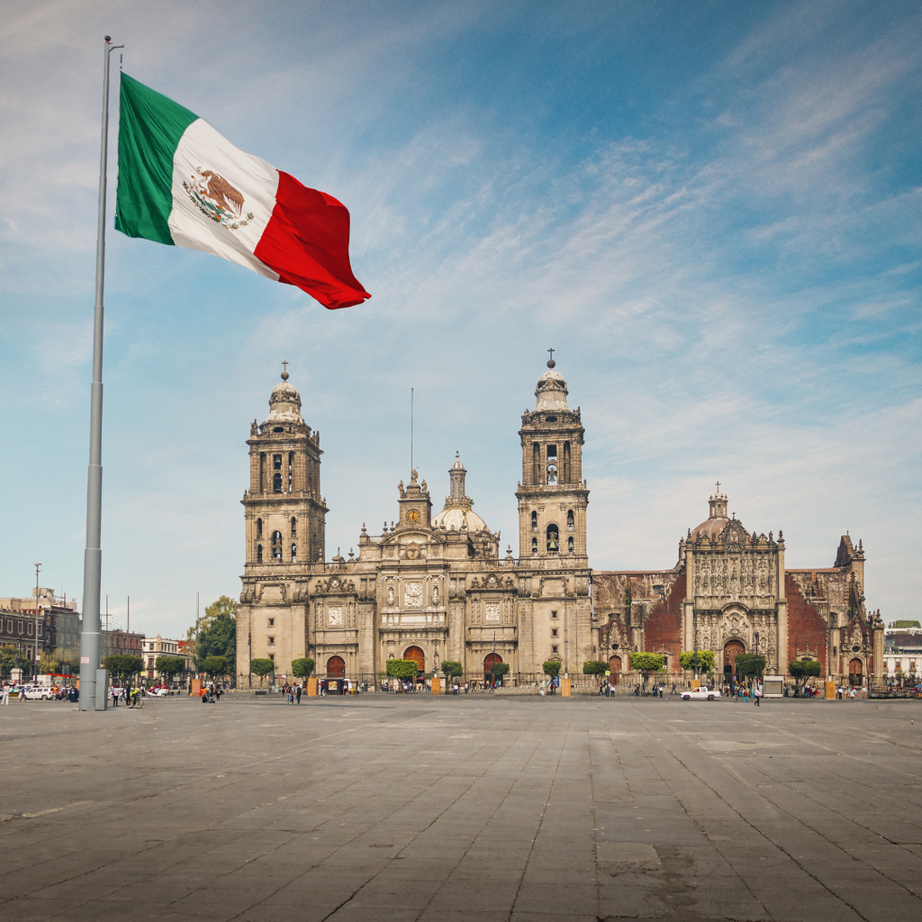 Die mexikanische Flagge über der Kathedrale am Zocalo in Mexiko-Stadt