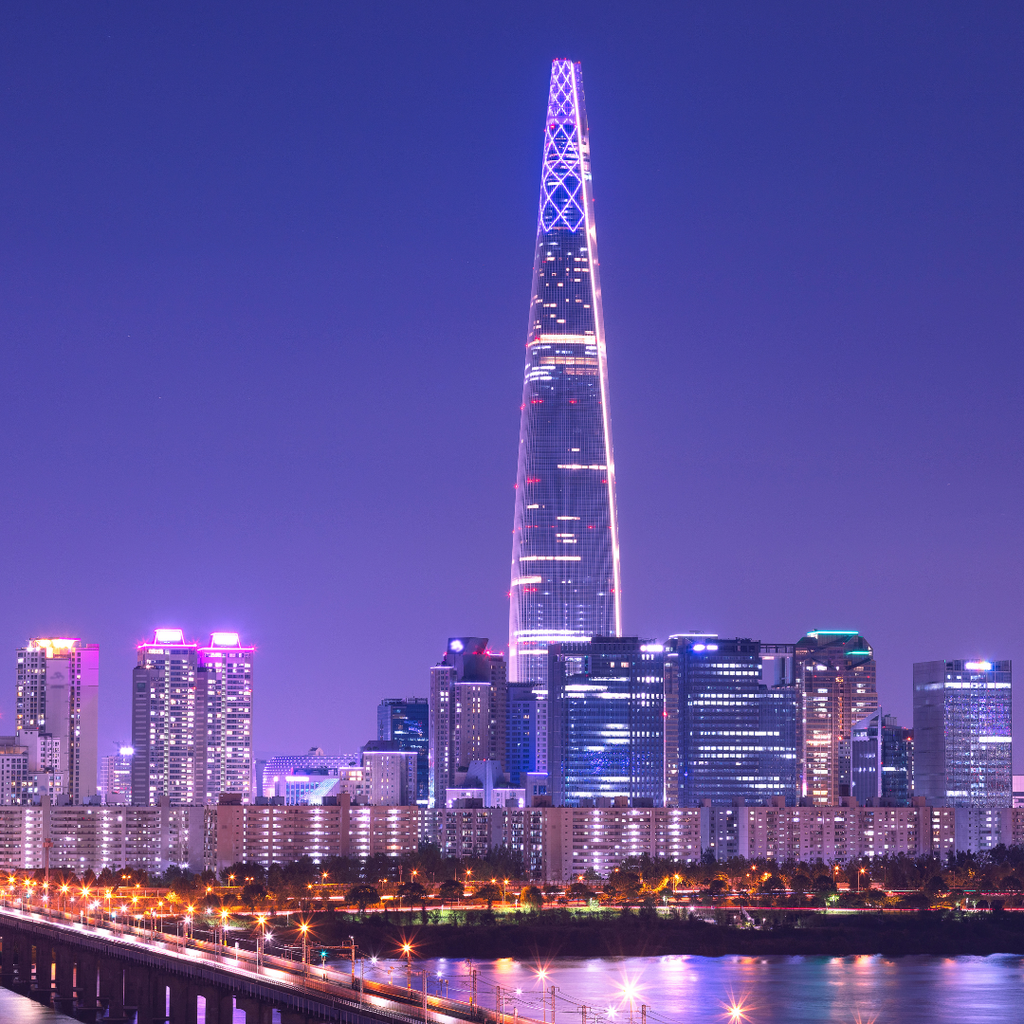Die nächtliche Skyline von Seoul mit dem Lotte World Tower über dem Han-Fluss