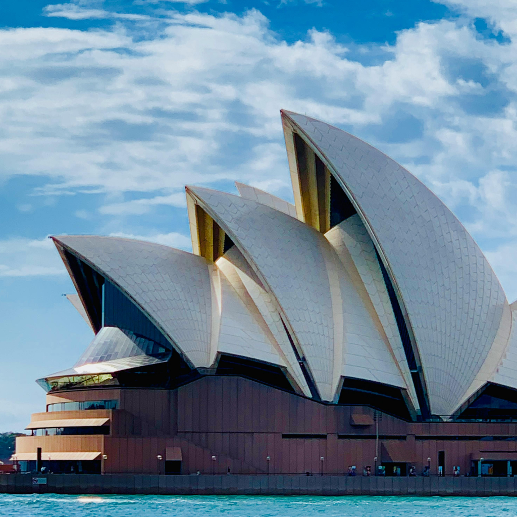 Die Schalen des Sydney Opera House vor blauem Himmel, vom Wasser aus gesehen