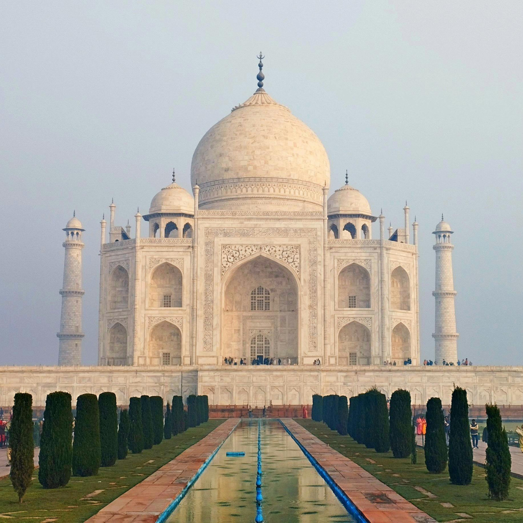 Das Taj Mahal frontal über dem Wasserbecken gesehen